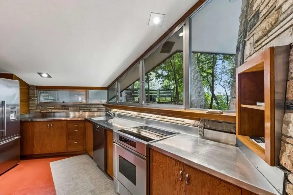 Aluminum-Framed Windows and Larch Paneling Set It Apart