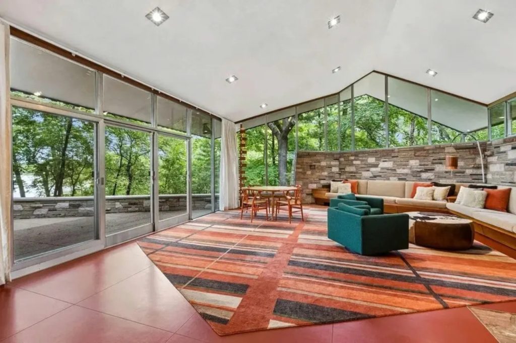 Cull Marble Walls Give This Historic Home an Unexpected Look