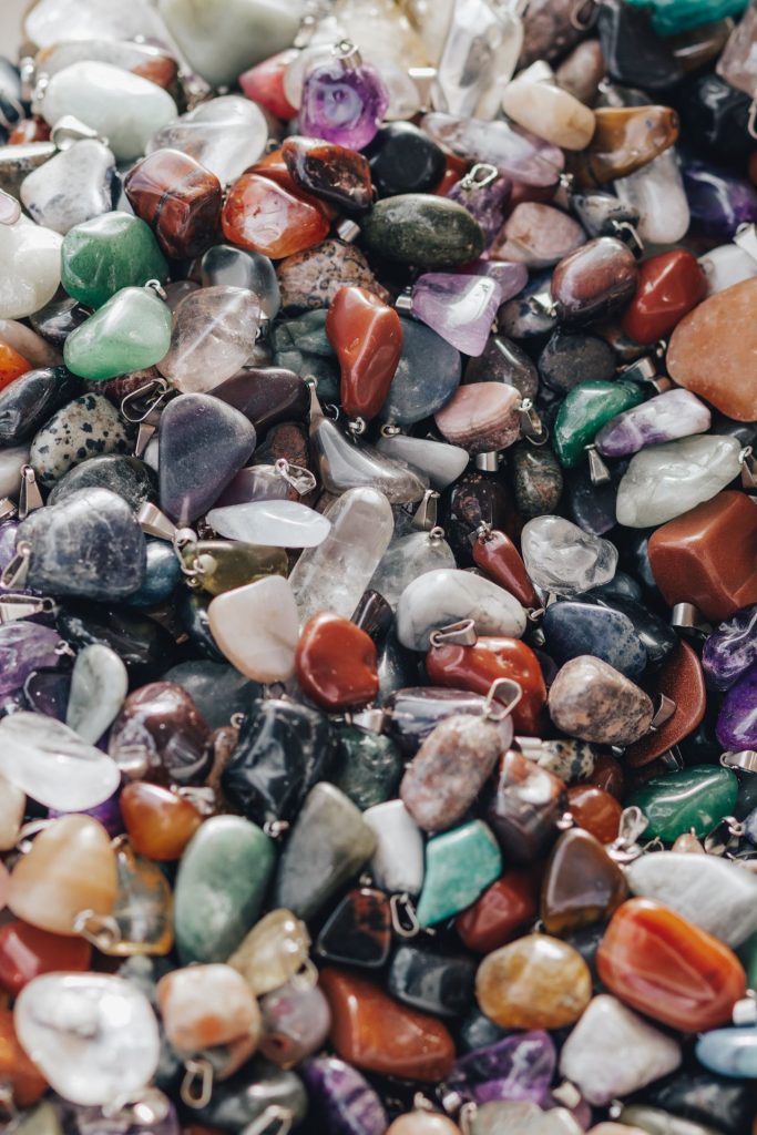 A Waxy Shine Can Help You Spot Agates Among Ordinary Pebbles